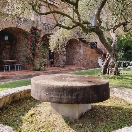Traver De Besalu Gasthuis *